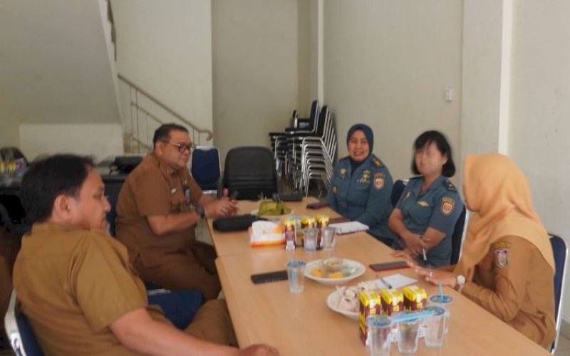PERTEMUAN. Plt Kepala DPPKB Makassar, Syahruddin, melakukan pertemuan dengan perwakilan TNI AL di Ruang Rapat DPPKB Makassar, Selasa (29/10/2024). foto: istimewa
