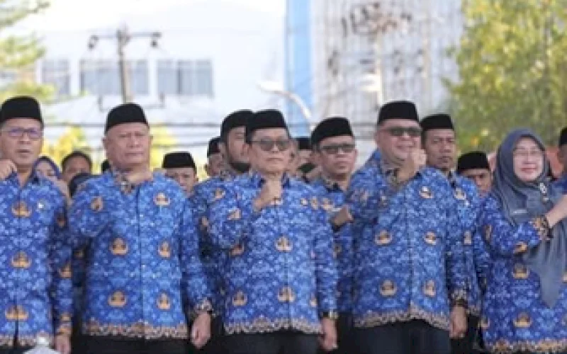 UPACARA. Plt Kepala Dinas DPPKB Kota Makassar, Syahruddin, beserta para staf ASN dan non-ASN di sela-sela Upacara memperingati Hari Kesadaran Nasional (HKN) 2024 di Lapangan Karebosi, Kota Makassar, Selasa (17/9/2024). foto: itimewa