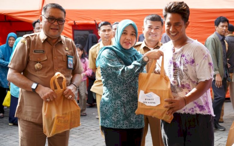 AKSI SOSIAL. Kepala Dinas DPPKB Kota Makassar, Syahruddin, menghadiri acara khitanan massal dan donor darah di Kantor Camat Mamajang, Senin (8/7/2024). foto: istimewa
