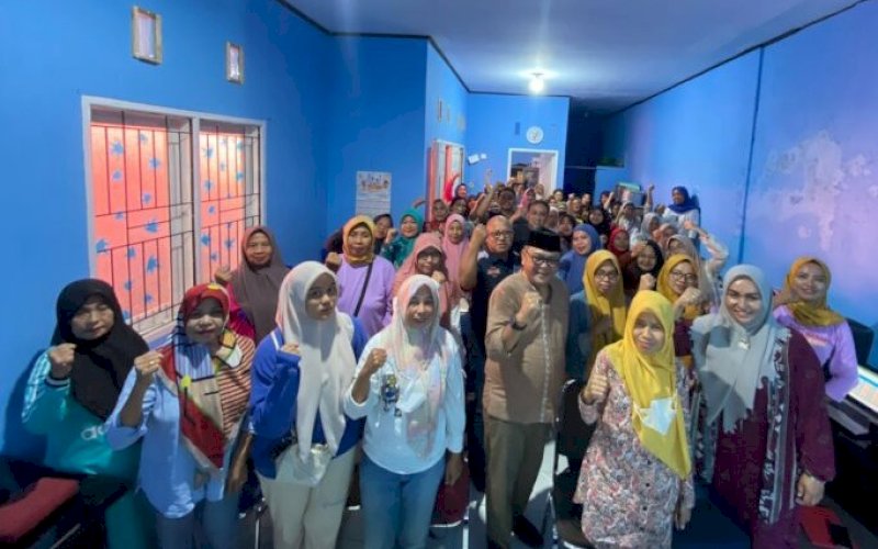 KUNJUNGAN. Plt Kepala DPPKB Kota Makassar Syahruddin bersama Kabid Pengendalian Penduduk Muhammad Ramli melakukan kunjungan dan evaluasi kinerja kepada para kader PPKBD dan sub-PPKBD di Kecamatan Mamajang dan Kecamatan Mariso, Kota Makassar, Kamis (9/8/2024). foto: istimewa