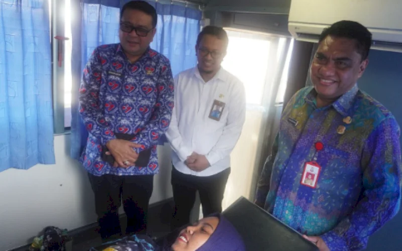 PEMANTAUAN. Plt Kepala DPPKB Makassar, Syahruddin, memantau langsung kegiatan Penguatan Intensifikasi dan Integrasi Pelayanan Keluarga Berencana (KB) dan Kesehatan Reproduksi (KR) di Kelurahan Laikang, Kecamatan Biringkanaya, Kota Makassar, Kamis, (7/11/2024). foto: istimewa