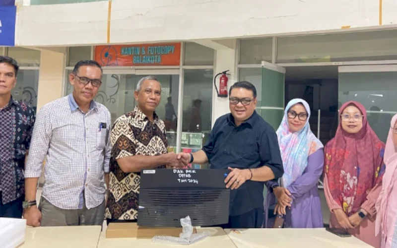 SERAH TERIMA. Plt Kepala DPPKB Kota Makassar, Syahruddin, secara resmi menyerahkan 12 unit komputer (PC) hasil pengadaan Dana Alokasi Khusus (DAK) fisik 2024 kepada Kepala Unit Pelaksana Teknis (UPT) Balai Keluarga Berencana (KB) di Kota Makassar di Kantor DPPKB Makassar. fotoL istimewa