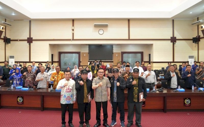 SAMBUTAN. Sekda Provinsi Sulsel, Jufri Rahman, menerima Tim Terpadu Usulan Perubahan Fungsi dan Perubahan Peruntukan Kawasan Hutan Dalam Rangka Review RTRW Provinsi Sulsel Substansi Kehutanan, di Ruang Rapat Pimpinan, Kantor Gubernur Sulsel, Jumat (6/12/2024). foto: istimewa