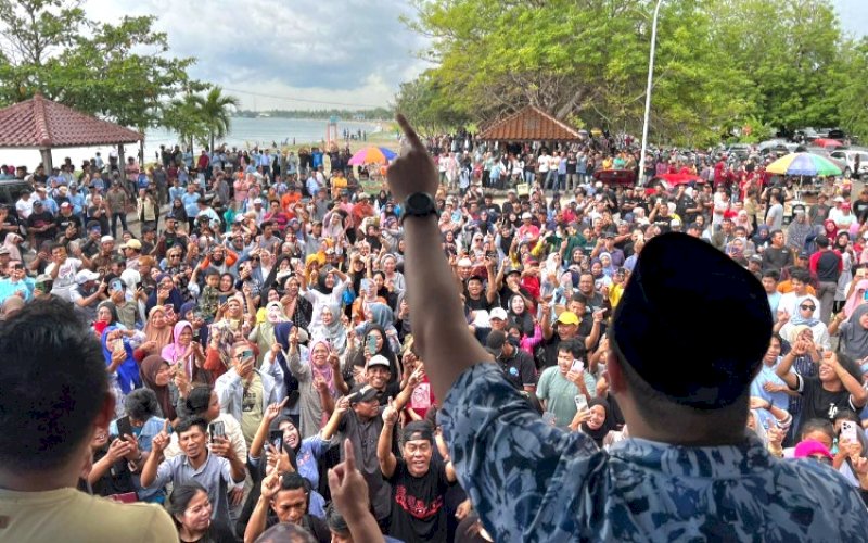 KEBERSAMAAN. Pasangan calon pemenang Pilkada Bantaeng 2024, M Fathul Fauzy Nurdin-Sahabuddin menghadiri Syukuran Kemenangan Uji-Sah yang digelar Tim Pemenangan Bantaeng Bangkit di Kawasan Pantai Marina Bantaeng, Minggu (15/12/2024). foto: istimewa