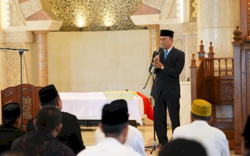 PELEPASAN. Pj Gubernur Sulsel, Zudan Arif Fakrulloh, turut hadir melepas jenazah Muh Tonang, Kepala Kantor Wilayah Kementerian Agama Sulsel di Masjid Raya Makassar, Jumat (20/12/2024). foto: istimewa