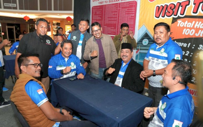 MAIN DOMINO. Pj Gubernur Sulbar, Bahtiar Baharuddin, ikut bermain domino di sela-sela membuka Open Turnament Domino Visit to Sulbar yang diselenggarakan Pemprov Sulbar, Jumat (24/1/2025) malam. foto: istimewa