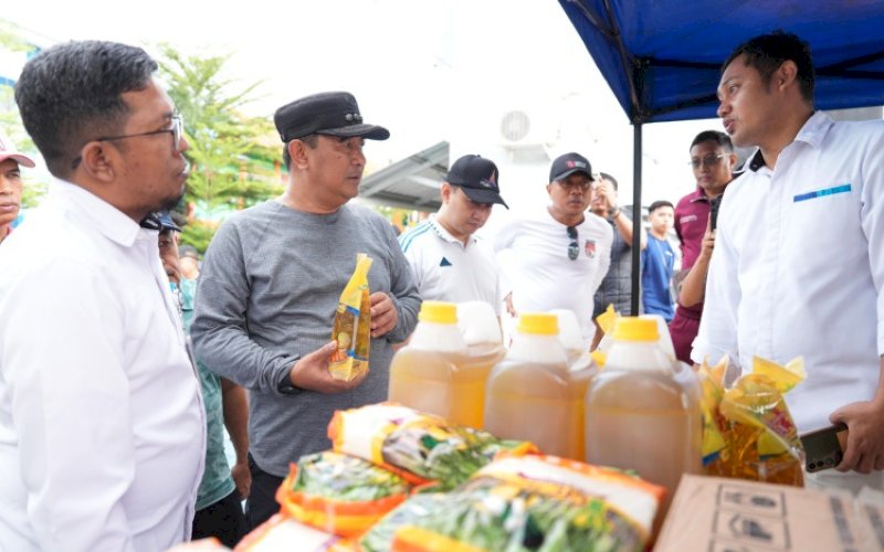 PEMANTAUAN. Pj Gubernur Sulbar, Bahtiar Baharuddin, meninjau harga pangan di Pasar Majene sekaligus melaksanakan Gerakan Pangan Murah (GPM) atau pasar murah, Senin (13/1/2025). foto: istimewa