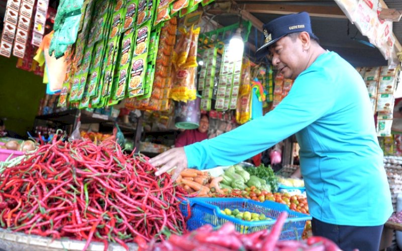 PEMANTAUAN. Pj Gubernur Sulbar, Bahtiar Baharuddin, memantau langsung harga komoditas pangan di Mamuju, Selasa (14/1/2025). foto: istimewa