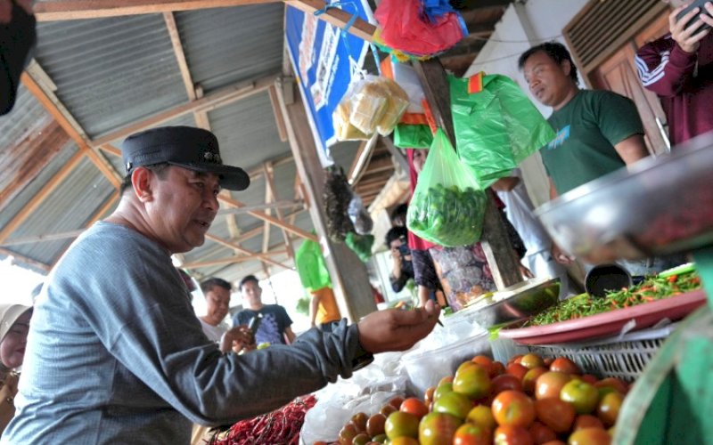 PEMANTAUAN. Pj Gubernur Sulbar, Bahtiar Baharuddin, meninjau harga pangan di Pasar Majene sekaligus melaksanakan Gerakan Pangan Murah (GPM) atau pasar murah, Senin (13/1/2025). foto: istimewa