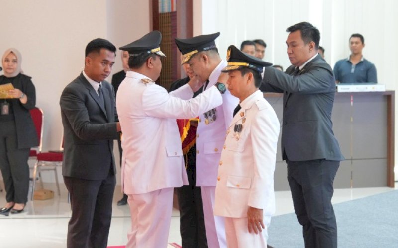 PELANTIKAN. Pj Gubernur Sulbar, Bahtiar Baharuddin, melantik Pj Bupati Polman dan Pj Bupati Mamasa di Kantor Gubernur Sulbar, Senin (13/1/2025). foto: istimewa