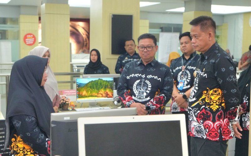 KUNJUNGAN. Pj Gubernur Sulsel, Fadjry Djufry, kunjungan kerja di Kantor Dinas Penanaman Modal dan Pelayanan Terpadu Satu Pintu (DPMPTSP) Provinsi Sulsel, Kamis (30/1/2025). foto: istimewa