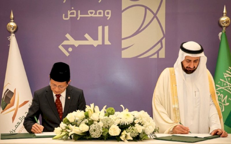 MOU. Menag Nasaruddin Umar bersama Menteri Haji dan Umrah Arab Saudi Tawfiq F Al-Rabiah sedang menandatangani MoU Perhajian 1446 H/2025 M, Minggu (12/1/2025). foto: istimewa