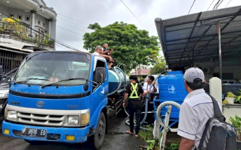AIR BERSIH. Armada mobil tangki Perumda Air Minum Kota Makassar atau PDAM Kota Makassar menyuplai air bersih bagi warga terdampak banjir di Perumnas Antang, Kota Makassar, Rabu (12/2/2025). foto: istimewa