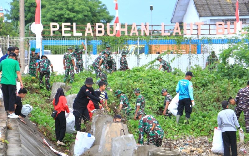 BERSIH PANTAI. Aksi bersih sampah di Pantai Pelabuhan Leppe'e, Kelurahan Kalumeme, Kecamatan Ujung Bulu, Minggu (23/2/2025). foto: istimewa