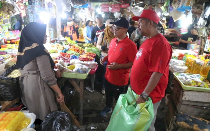 AKSI BERSIH. Aksi bersih di Pasar Panakkukang, Jl Toddopuli, Kota Makassar yang melibatkan berbagai elemen masyarakat, Minggu (16/2/2025). foto: istimewa