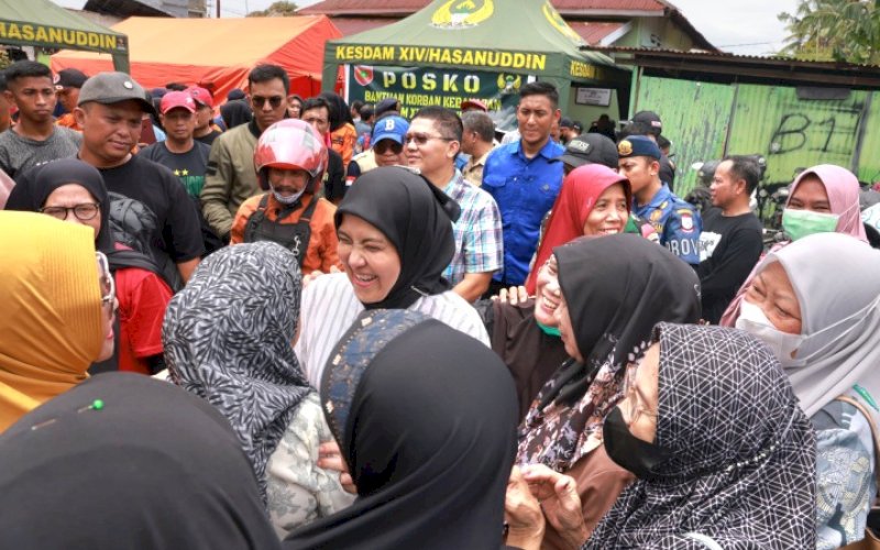 PEDULI. Wakil Wali Kota Makassar, Aliyah Mustika Ilham, saat meninjau langsung lokasi kebakaran di Asrama Kesdam II XIV/HSN, Kota Makassar, Minggu (23/2/2025). foto: istimewa