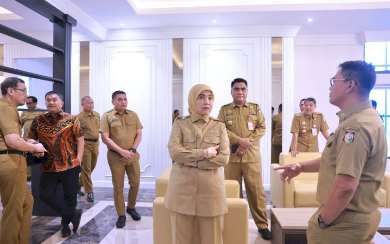 BERKANTOR. Wakil Wali Kota Makassar, Aliyah Mustika Ilham, menjalani hari pertamanya berkantor pascadilantik di Balai Kota Makassar, Senin (24/2/2025). foto: istimewa