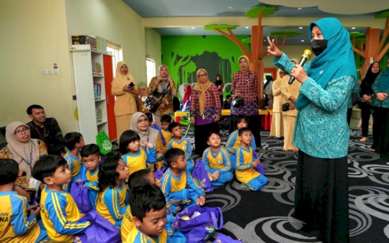 PENINJAUAN. Pj Ketua TP PKK Provinsi Sulsel, Andi Indriaty Syaiful, meninjau layanan Perpustakaan Ibu dan Anak di Jl Lanto Daeng Pasewang, Kota Makassar, Kamis (13/2/2025). foto: istimewa