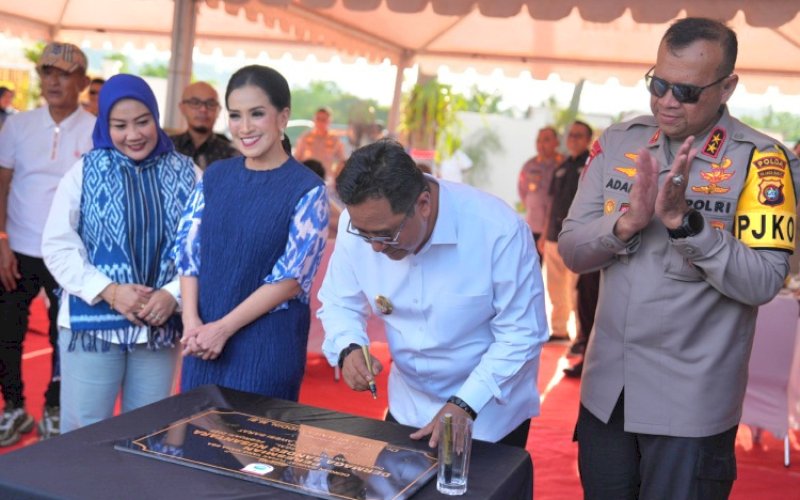 PENANDATANGANAN. Pj Gubernur Sulbar, Bahtiar Baharuddin, menandatangani prasasti saat soft opening Dermaga Sandeq Nusantara milik Polda Sulbar di Mamuju, Selasa (11/2/2025). foto: istimewa