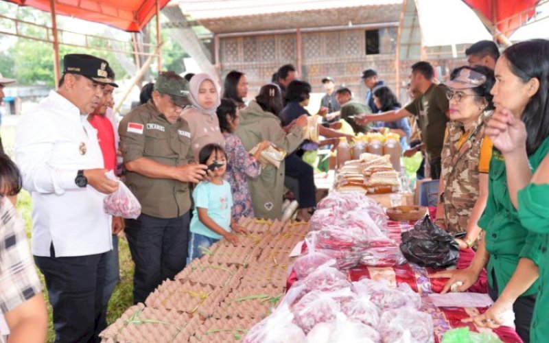GPM. Pj Gubernur Sulbar, Bahtiar Baharuddin, memantau pelaksanaan Gerakan Pangan Murah (GPM) di Kecamatan Tabang, Kabupaten Mamasa, Sulbar, Minggu (9/3/2025). foto: istimewa