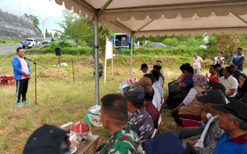 PELETAKAN BATU. Pj Gubernur Sulbar, Bahtiar Baharuddin, menghadiri peletakan batu pertama pembagunan Kantor Baznas Provinsi Sulbar, Sabtu (8/2/2025). foto: istimewa