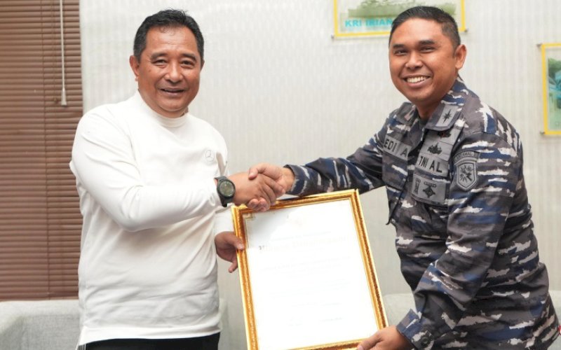 PENGHARGAAN. Pj Gubernur Sulbar Bahtiar Baharuddin menyerahkan penghargaan kepada Komandan Lanal Mamuju Letkol Laut (P) Dedy Andriyatno saat bersilaturahmi dan mengunjungi Pangkalan TNI Angkatan Laut (Lanal) Mamuju, Sulbar, Jumat (14/2/2025). foto: istimewa