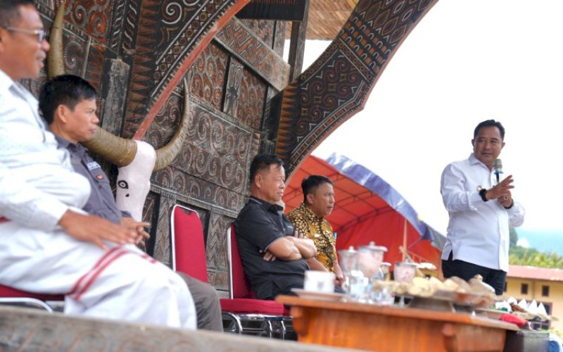 SILATURAHMI. Pj Gubernur Sulbar, Bahtiar Baharuddin, silaturahmi dengan warga, tokoh masyarakat, dan pejabat pemerintah di Desa Tabang, Kecamatam Tabang, Kabupaten Mamasa, Sulbar, Minggu (9/2/2025). foto: istimewa