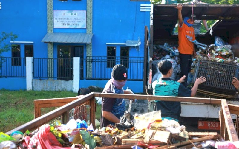 BERSIH-BERSIH. DLH Kota Makassar bersama Pemprov Sulsel dan Pusat Pengendalian Lingkungan Hidup Sulawesi-Maluku menggelar aksi bersih-bersih, Sabtu (15/2/2025). foto: istimewa