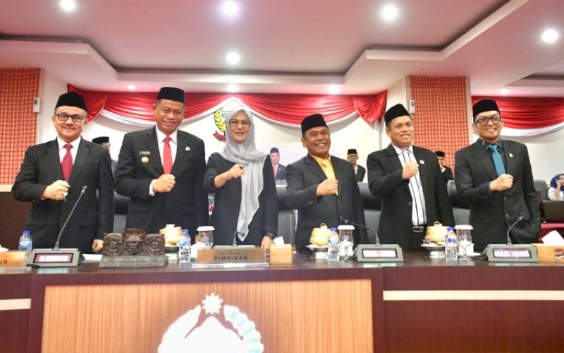 PENETAPAN. DPRD Provinsi Sulsel telah menetapkan Andi Sudirman Sulaiman dan Fatmawati Rusdi sebagai Gubernur dan Wakil Gubernur Sulsel Terpilih periode 2025-2030 melalui rapat paripurna yang digelar di Gedung DPRD Sulsel, Jumat (7/2/2025). foto: istimewa