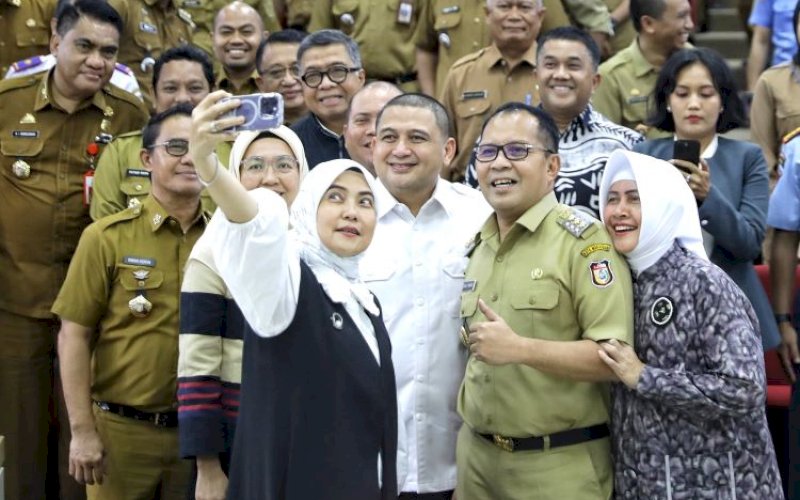 SWAFOTO. Pasangan Wali Kota dan Wakil Wali Kota Makassar terpilih periode 2025-2030 Munafri Arifuddin-Aliyah Mustika Ilham swafoto bersama Wali Kota Makassar Moh Ramdhan Pomanto dan Ketua TP PKK Kota Makassar Indira Jusuf Ismail di sela-sela Rakor Pemkot Makassar di Ruang Sipakatau Balai Kota Makassar, Senin (10/2/2025). foto: istimewa