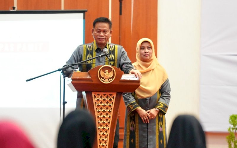 PAMIT. Pj Gubernur Sulsel Fadjry Djufry dan Pj Ketua PPK Provinsi Sulsel Andi Indriaty Syaiful kompak menyampaikan kesan terindah dalam sambutan pisah sambut bersama seluruh Kepala OPD lingkup Pemprov Sulsel di Rujab Gubernur Sulsel, Senin (17/2/2025) malam. foto: istimewa