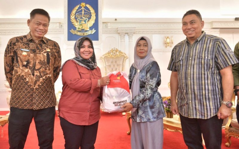 BANTUAN. Pj Gubernur Sulsel Fadjry Djufry mendampingi Direktur PSKBA Kemensos RI Masriani Mansyur secara simbolis menyerahkan 3.000 paket bantuan untuk korban banjir di Sulsel, dilaksanakan di Rumah Jabatan Gubernur Sulsel, Sabtu (15/2/2025). foto: istimewa