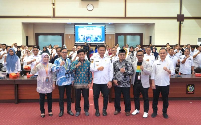 LAUNCHING. Pj Gubernur Provinsi Sulsel, Fadjry Djufry, saat membuka Launching Program Beasiswa Gratis Politeknik Indonesia yang disupport langsung dari PT PLN, BRI, Bank Mandiri, dan sejumlah sponsor lainnya.&nbsp;foto: istimewa