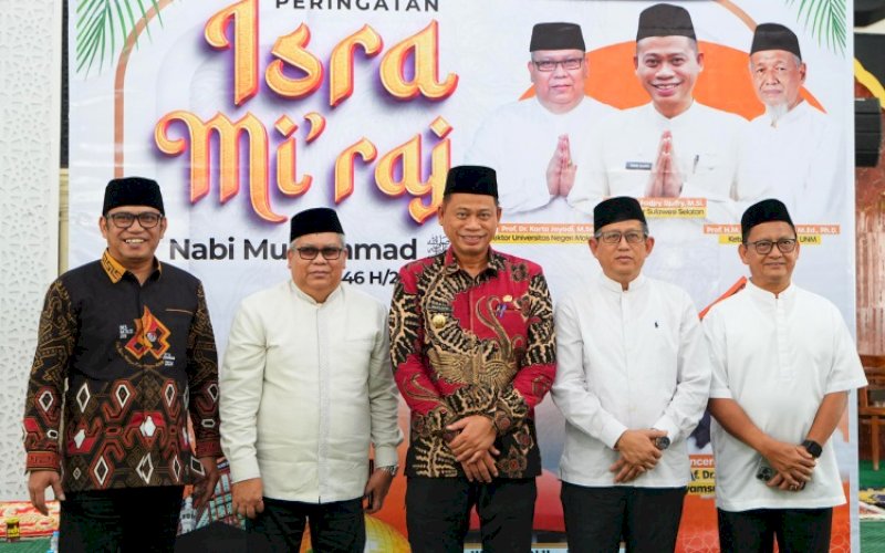 ISRA MIKRAJ. Pj Gubernur Sulsel Fadjry Djufry (tengah) didampingi Rektor UNM Prof Karta Jayadi menghadiri peringatan Isra Mikraj di Masjid Nurul Ilmi UNM, Jumat (14/2/2025). foto: istimewa