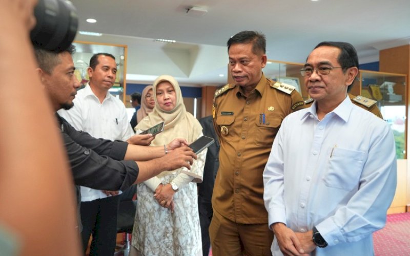 BERI KETERANGAN. Pj Gubernur Sulsel Prof Fadjry Djufry dan Rektor Unhas Prof Jamaluddin Jompa memberikan keterangan usai melakukan penandatanganan Memonrandum of Understanding (MoU) Penanganan Stunting di Ruang Rektorat Unhas, Selasa (18/2/2025). foto: istimewa