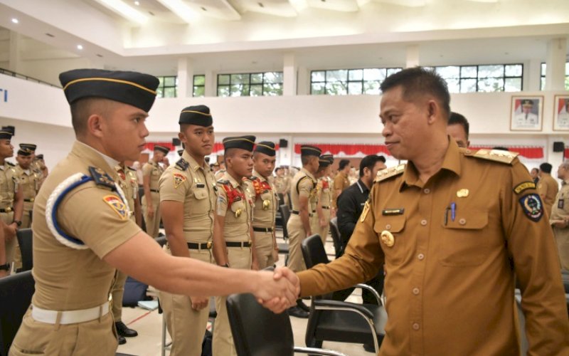 SALAMAN. Pj Gubernur Sulsel, Fadjry Djufry, menyalami Praja IPDN saat memberikan kuliah umum di Kampus IPDN di Kabupaten Gowa, Selasa (11/2/2025). foto: istimewa