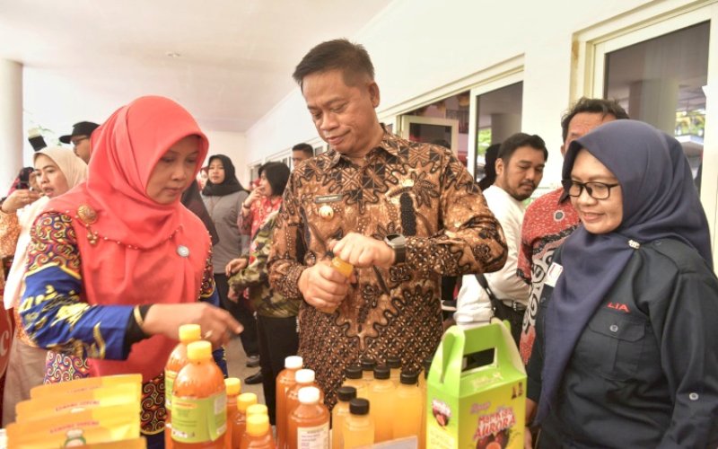 LOMBA KREASI. Pj Gubernur Sulsel Fadjry Djufry bersama Pj Ketua Tim Penggerak PKK Sulsel Andi Indriaty Syaiful menghadiri dan mendukung lomba kreasi yang diselenggarakan PT ABC Indonesia di Aula Tudang Sipulung, Rumah Jabatan Gubernur Sulsel, Sabtu (15/2/2025). foto: istimewa