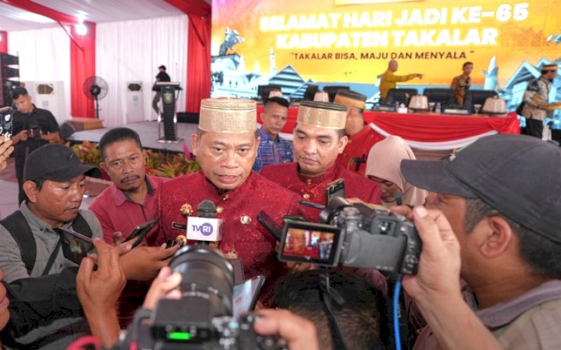 BERI KETERANGAN. Pj Gubernur Sulsel Fadjry Djufry didampingi Pj Bupati Takalar Muhammad Hasbi memberikan keterangan kepada media saat menghadiri Sidang Paripurna Hari Jadi Kabupaten Takalar Ke-65 di Halaman Kantor Bupati Takalar, Senin (10/2/2025). foto: istimewa