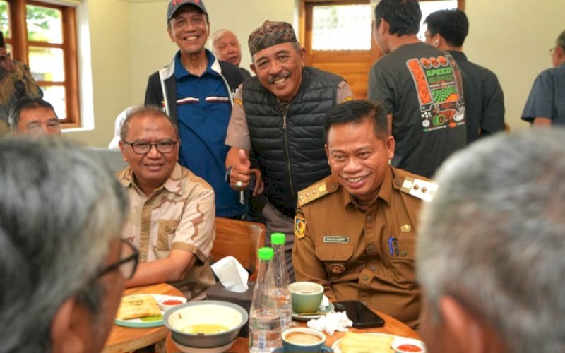 NGOPI. Pj Gubernur Sulsel, Fadjry Djufry, saat Ngopi Bersama Kepala OPD Lingkup Pemprov Sulsel di Warkop Patala, Jl Opu Daeng Siradju, Kota Makassar, Selasa (18/2/2025). foto: istimewa