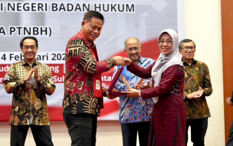 SILATURAHMI. Pj Gubernur Sulsel, Fadjry Djufry, bersilaturahmi dengan Delegasi Sidang Paripurna Majelis Senat Akademik Perguruan Tinggi Negeri Badan Hukum (MSA PTNBH) di Aula Tudang Sipulung, Rujab Gubernur Sulsel, Jumat (14/2/2025). foto: istimewa