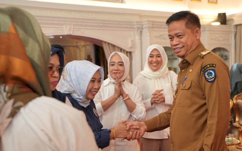 PERTEMUAN. Pj Gubernur Sulsel, Fadjry Djufry, menerima kunjungan para pengurus Ikatan Alumni (IKA) SMP Negeri 7 Makassar di Rumah Jabatan Gubernur Sulsel, Senin (10/2/2025). foto: istimewa
