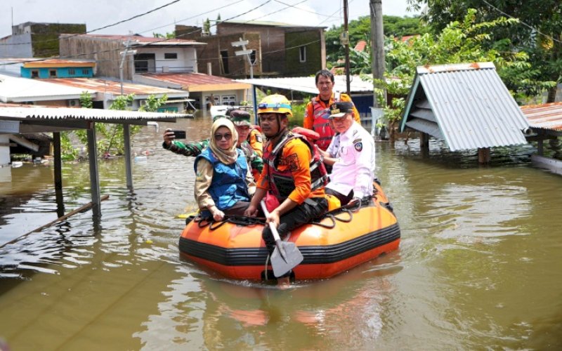PENINJAUAN. Gubernur Sulsel, Fadjry Djufry, menggunakan perahu karet meninjau langsung beberapa titik banjir yang terjadi di Kota Makassar, Rabu (12/2/2025). foto: istimewa