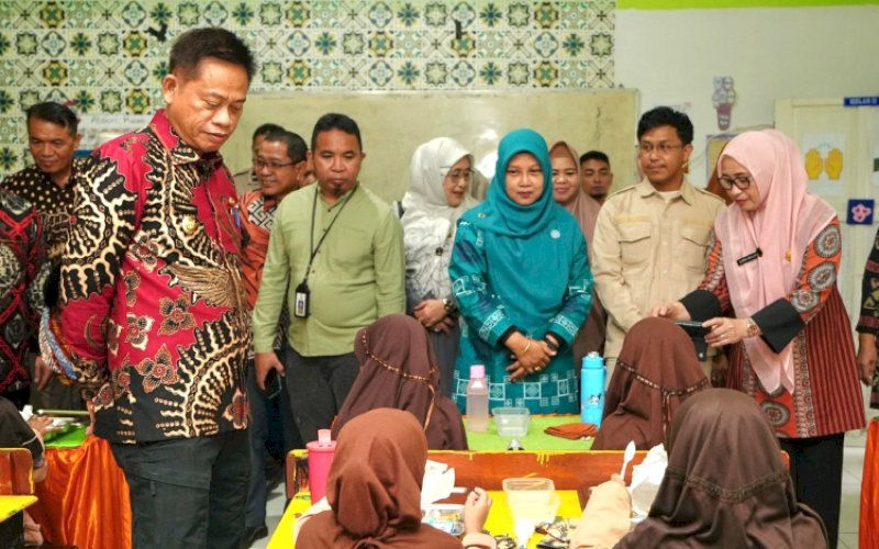 PENINJAUAN. Pj Gubernur Sulsel, Fadjry Djufry, kembali meninjau pelaksanaan program Makan Bergizi Gratis (MBG) dan Pemeriksaan Kesehatan Gratis (PKG) di Kota Makassar, Jumat (14/2/2025). foto: istimewa