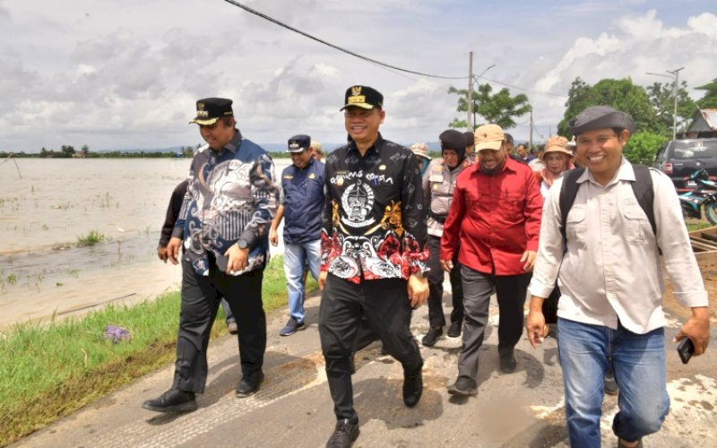 PENINJAUAN. Pj Gubernur Sulsel Fadjry Djufry bersama Bupati Maros Chaidir Syam meninjau kondisi warga terdampak banjir di Kabupaten Maros, Kamis (13/2/2025). foto: istimewa