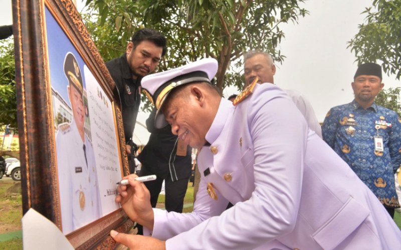 TANDA TANGAN. Pj Gubernur Sulsel, Fadjry Djufry, menandatangani bingkai fotonya pada Wisuda Mahasiswa Program Diploma IV, Pelepasan Diklat Pelaut Peningkatan Tingkat I dan Penutupan Diklat Pelaut Peningkatan Tingkat II, III IV dan V perwira Transportasi Kampus II Politeknik Ilmu Pelayaran (PIP) Makassar, di Jl Salodong, Kota Makassar, Senin (17/2/2025). foto: istimewa