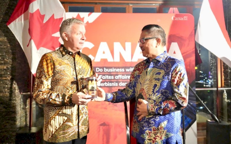 RESEPSI. Sekda Provinsi Sulsel Jufri Rahman menghadiri Resepsi Friends of Canada pada acara makan malam bersama Duta Besar Kanada untuk Indonesia Ambassador Jess Dutton di Hotel Melia Makassar, Rabu (26/2/2025). foto: istimewa