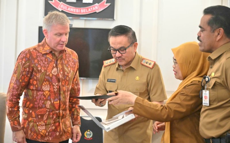 PERTEMUAN. Duta Besar Kanada untuk Indonesia Ambassador YM Jess Dutton bertemu dengan Sekda Provinsi Sulsel Jufri Rahman di Baruga Lounge, Kantor Gubernur Sulsel, Selasa (25/2/2025). foto: istimewa