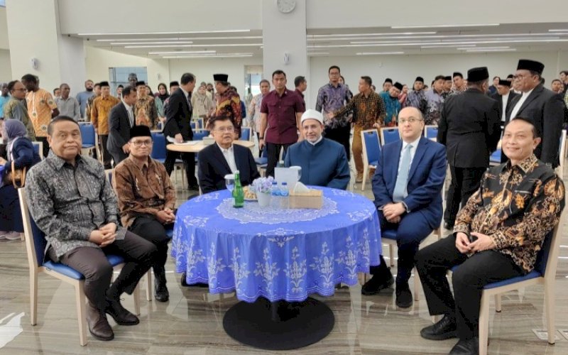 KENANGAN. Kenangan Wakil Presiden ke-10 dan ke-12 RI Jusuf Kalla (ketiga kiri) bersama almarhum Syafruddin Kambo (kiri) semasa hidupnya. foto: istimewa