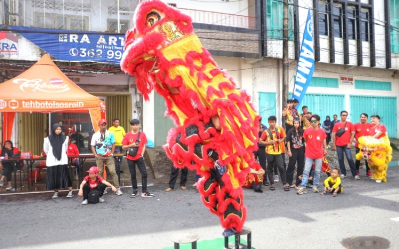 BARONGSAI. Lomba Barongsai memeriahkan Festival Jappa Jokka Cap Go Meh di Jl Sulawesi, Kota Makassar, Sabtu, (8/2/2025). foto: istimewa