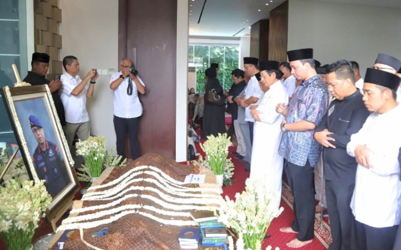SALAT JENAZAH. Menag Nasaruddin Umar (bergamis putih) saat menjadi imam salat jenazah almarhun Syafruddin Kambo. foto: istimewa